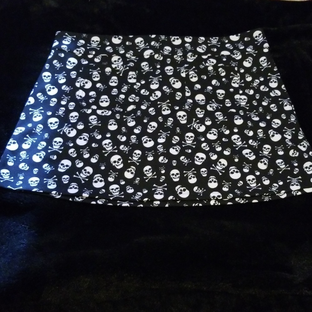 Hottopic skull print skirt!
